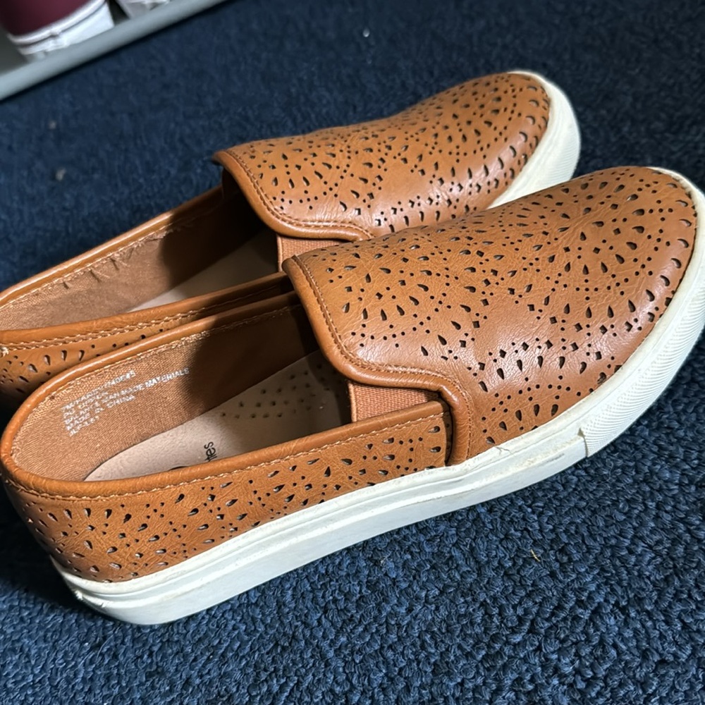 Daisy Fuentes Slip-on’s - Picture 3 of 3